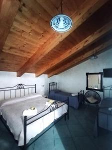 1 dormitorio con cama y techo de madera en Il Casadduoglio mare e monti, en Vietri