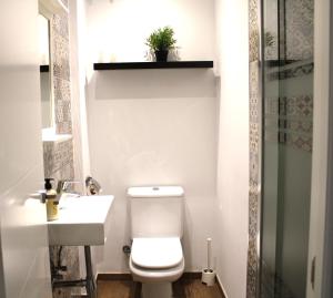 a bathroom with a toilet and a sink at Apartamento PLAYA 5 minutos a pie MODERNO Y CONFORTABLE CABANYAL in Valencia