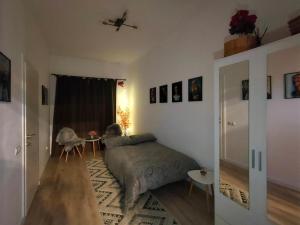 um quarto com uma cama e uma mesa em 22 LOOP Apartment em Brasov
