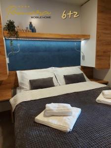Una cama con dos toallas blancas encima. en PAMARA Mobile Home, en Biograd na Moru