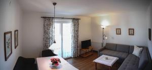 sala de estar con sofá y mesa en Appartements Ferienwohnungen Alpenblick en Faistenau