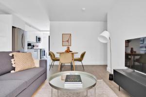 ein Wohnzimmer mit Sofa und Tisch in der Unterkunft UWS 2BR w WD Deck nr Central Park NYC-773 in New York