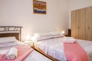 Postel nebo postele na pokoji v ubytování Apartmani Justić