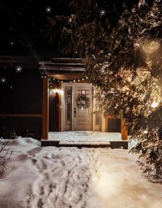 Une porte avec une couronne dans la neige dans l'établissement Auberge Saint-Mathieu, à Saint-Mathieu-du-Parc