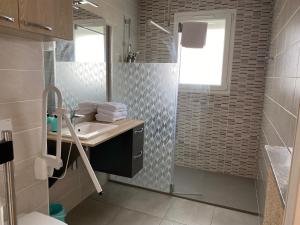 uma casa de banho com um lavatório e um chuveiro em Hameau Colbert - 3km du PuyduFou em Les Épesses