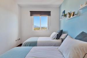 dwa łóżka w pokoju z oknem w obiekcie CALA BLUE VIEWS w mieście La Cala de Mijas +32 zdjęcia