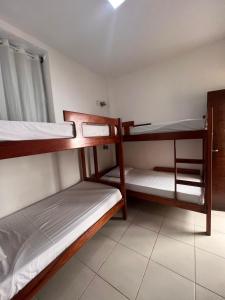 Pokój z 3 łóżkami piętrowymi i oknem w obiekcie Rio 222 Hostel w mieście Rio de Janeiro