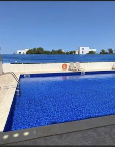 una piscina de agua azul en un edificio en Our paradise apartment, en Paralimni
