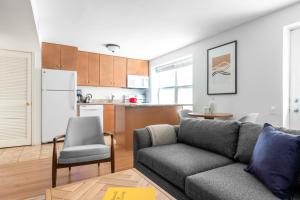ein Wohnzimmer mit einem Sofa und einer Küche in der Unterkunft Dupont Circle 1BR nr U St Metro Glens Mkt WDC-178 in Washington