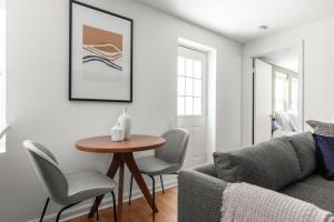 Ein Sitzbereich in der Unterkunft Dupont Circle 1BR nr U St Metro Glens Mkt WDC-178