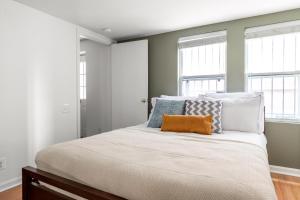 1 Schlafzimmer mit einem großen Bett und 2 Fenstern in der Unterkunft Dupont Circle 1BR nr U St Metro Glens Mkt WDC-178 in Washington