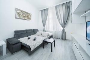- un salon blanc avec un canapé et une table dans l'établissement Opletal Apartment, à Prague