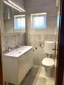 Koupelna v ubytování Apartmani Justić