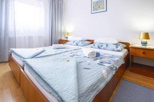 Postel nebo postele na pokoji v ubytování Apartmani Justić