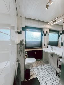 een badkamer met een toilet en een wastafel bij Gemütliche Ferienwohnung für 4 Personen in Baumholder