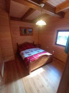 una vista aérea de un dormitorio en una cabaña de madera en BAITA CIUET, en Malborghetto Valbruna