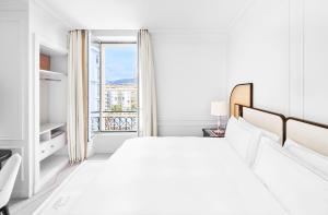 Cama ou camas em um quarto em Carlton Cannes, a Regent Hotel