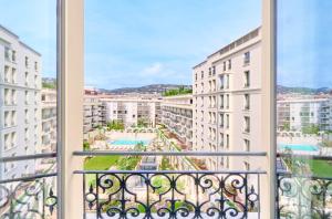 A piscina localizada em Carlton Cannes, a Regent Hotel ou nos arredores