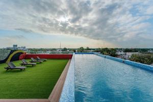 a swimming pool on the roof of a building at Hotel Kavia Premium - Paseo Montejo in Mérida