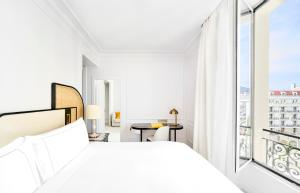 Cama ou camas em um quarto em Carlton Cannes, a Regent Hotel