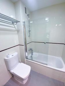 a bathroom with a shower and a toilet and a tub at El rinconcito de la Isla in San Fernando