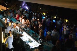 een menigte mensen die in een menigte staan op een feest bij Tantalo Hotel - Kitchen - Roofbar in Panama-Stad