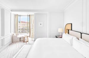 Cama ou camas em um quarto em Carlton Cannes, a Regent Hotel