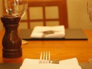 una mesa con un tenedor y una servilleta en una mesa en The New Inn, en Reading