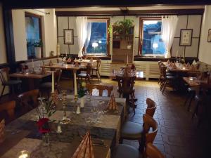 Kräuterhex' Reutin في آلبيرسباخ: غرفة طعام مع طاولات وكراسي ونوافذ