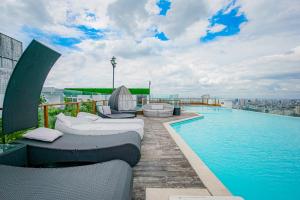 une piscine sur le toit d'un immeuble dans l'établissement Léman Luxury Apartment District 3 HCMC, à Hô-Chi-Minh-Ville