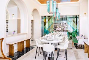 Uma área de estar em Carlton Cannes, a Regent Hotel