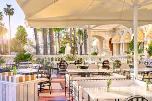 Um restaurante ou outro lugar para comer em Carlton Cannes, a Regent Hotel