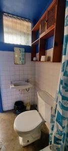 y baño con aseo y lavamanos. en Habitación con baño privado acceso a cocina y terraza en Miraflores, en Lima