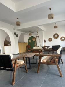 RÜYA BOHEME HOTEL BODRUM في بودروم: غرفة طعام مع طاولات وكراسي خشبية