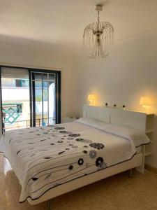 a bedroom with a large bed and a chandelier at Apartamento Casa Barbara in Puerto de la Cruz