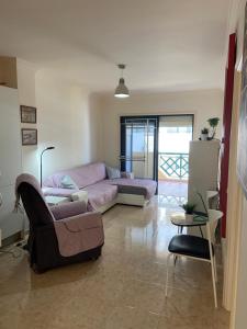 uma sala de estar com um sofá e uma mesa em Apartamento Casa Barbara em Puerto de la Cruz