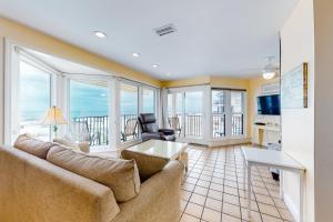 ガルフ・ショアーズにあるGulfside Townhomes #40のソファとテーブルのあるリビングルーム