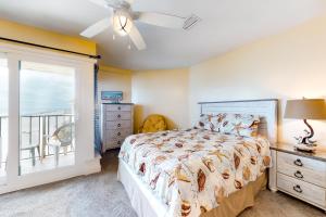 ガルフ・ショアーズにあるGulfside Townhomes #40のベッドとバルコニーのある寝室 +12枚の写真
