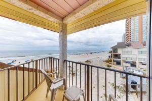 ガルフ・ショアーズにあるGulfside Townhomes #40のビーチを望むバルコニー