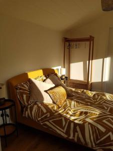 łóżko z poduszkami w pokoju w obiekcie The Lodge w mieście High Legh