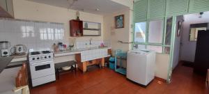 cocina con fregadero y fogones horno superior en Habitación con baño privado acceso a cocina y terraza en Miraflores, en Lima