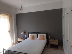 una camera da letto con un grande letto con cuscini arancioni di Stefkas apartment1 a Patra