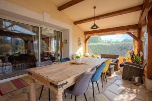 comedor con mesa de madera y sillas en Villa Catalpa, en Le Muy