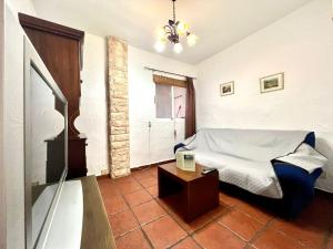 1 dormitorio con cama, mesa y ventana en Duplex con bonita vista al Mar, Wifi y barbacoa en El Hierro, en Erese