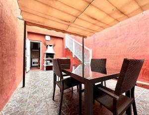 comedor con mesa y sillas en Duplex con bonita vista al Mar, Wifi y barbacoa en El Hierro, en Erese