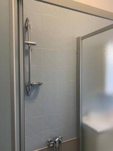 una doccia con porta in vetro in bagno di La Casa del Nonno a Omegna