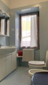 La salle de bains est pourvue d'un lavabo, de toilettes et d'une fenêtre. dans l'établissement La Casa del Nonno, à Omegna