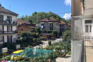 - un balcon offrant une vue sur une ville avec des maisons dans l'établissement La Casa del Nonno, à Omegna