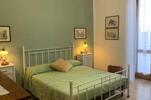 - une chambre avec un lit doté d'un couvre-lit vert dans l'établissement La Casa del Nonno, à Omegna