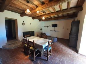 阿爾奇多索的住宿－Agriturismo La valle del Monte Aquilaia，一间用餐室,在房间内配有桌椅